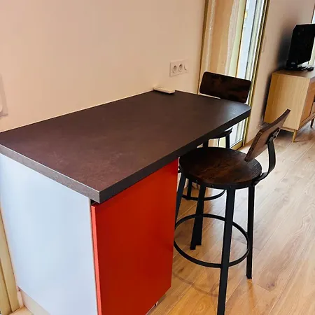 New - Golden Square - Large One-bedroom - Air-conditioning - Parking Apartment Nice
