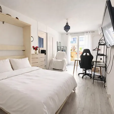 Bright Sea-view Balcony Getaway Apartment Nice