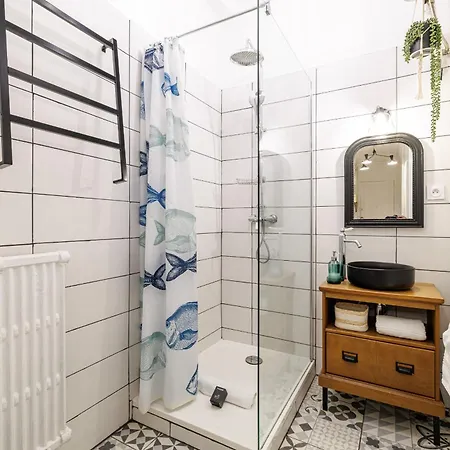 Large 2 Bdr Center Close To Train Station Nice
