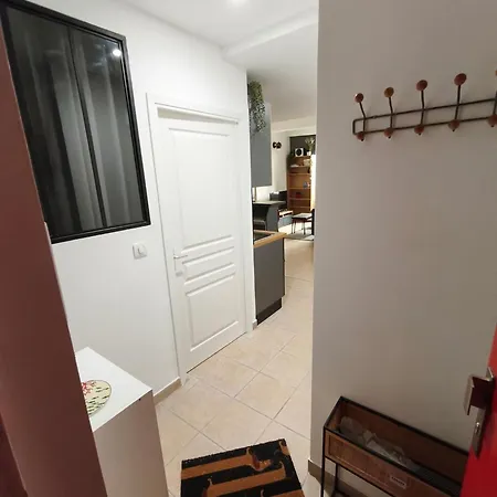 Cozy 50 M2 - Balcony & Air Conditioning! Heart Of Old Apartment