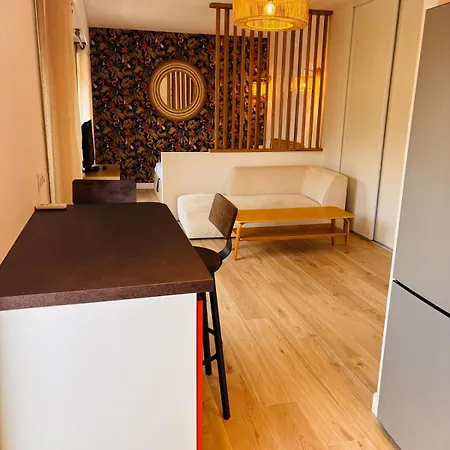 New - Golden Square - Large One-bedroom - Air-conditioning - Parking Apartment *