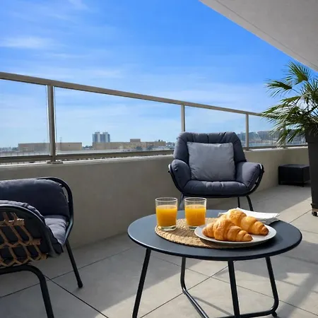Luxury With Balcony & Rooftop Apartment *