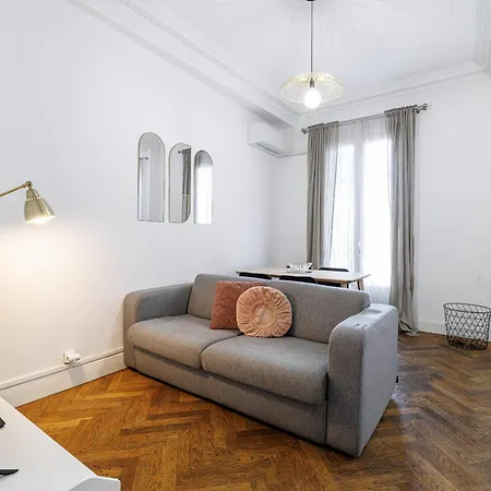 Large 2 Bdr Center Close To Train Station Apartment