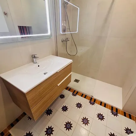 New - Golden Square - Large One-bedroom - Air-conditioning - Parking Apartment Nice