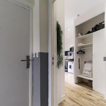 Promenade Des Anglais-2 Mins Walk To Beach- Charming Duplex -air Conditioning Wi-fi Appartement *