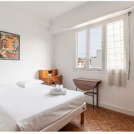 Apartment Center 2 Bedrooms Balcony Air Conditioning Nice