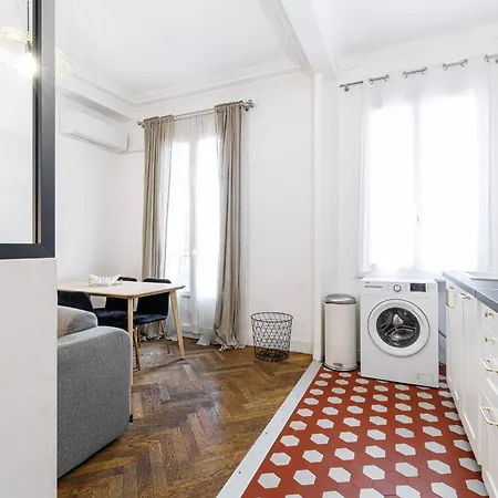 Large 2 Bdr Center Close To Train Station Apartment Nice