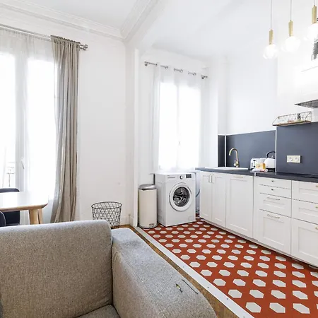 Apartment Large 2 Bdr Center Close To Train Station Nice