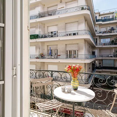 Wide & 3 Bdr - Ac & Balcony Apartment *