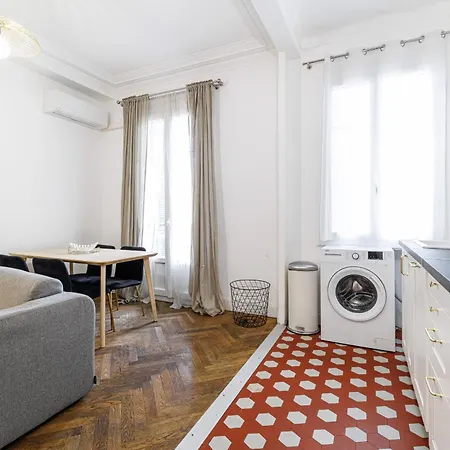 Large 2 Bdr Center Close To Train Station * Nice