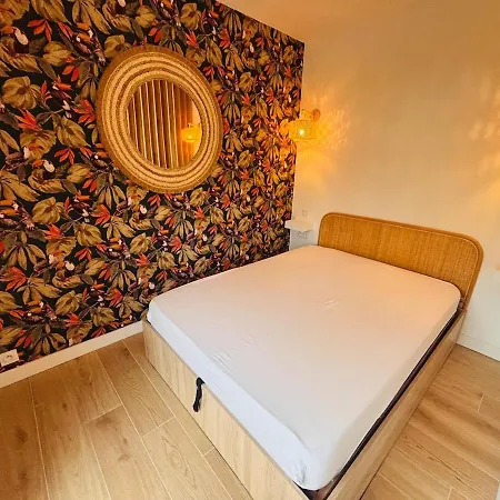 New - Golden Square - Large One-bedroom - Air-conditioning - Parking * Nice
