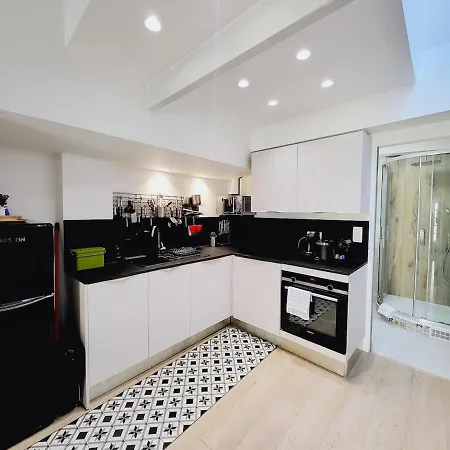 Aux Portes Du Vieux-nice - 2chambres / 4 Personnes - & A/c Apartment Nice