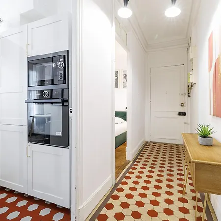 Large 2 Bdr Center Close To Train Station Apartment *