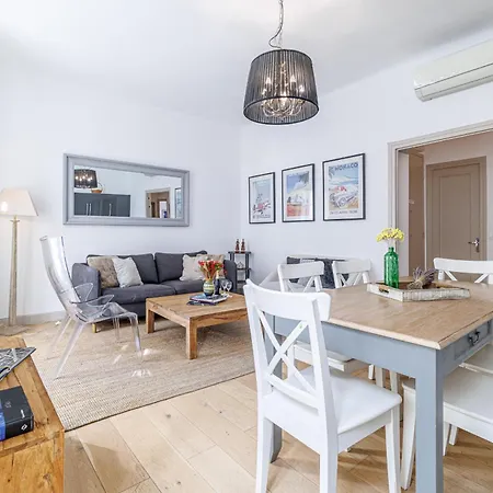 Wide & 3 Bdr - Ac & Balcony Apartment *