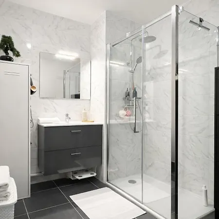Luxury With Balcony & Rooftop Apartment Nice