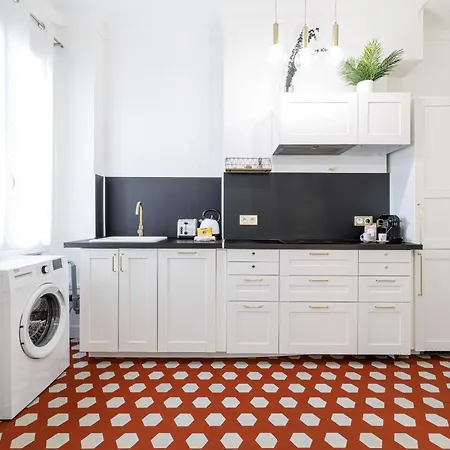 Apartment Large 2 Bdr Center Close To Train Station Nice