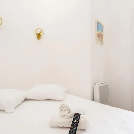 Wehost D4 - La Chic Cour 2 People Near Sea * Nice