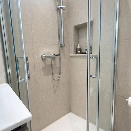 Rénové 3 Chambres, 8 Pers, à 50 M Appartement