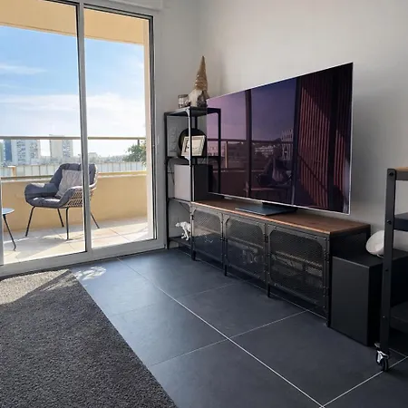 Luxury With Balcony & Rooftop Apartment *