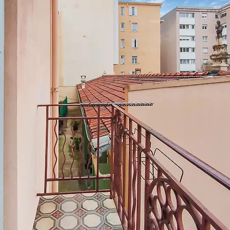 Le Cocon De Nice T2 Une Chambre A Coucher Salon Avec Cuisine Equiper Plage Terrasse Apartment