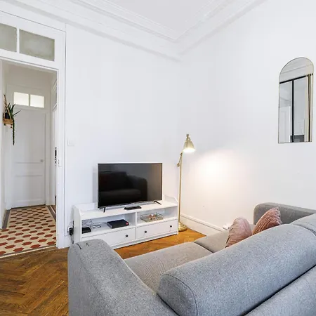 Large 2 Bdr Center Close To Train Station Apartment