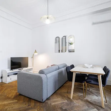 Large 2 Bdr Center Close To Train Station Apartment *