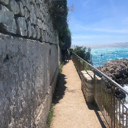 Promenade Des Anglais-2 Mins Walk To Beach- Charming Duplex -air Conditioning Wi-fi Appartement *