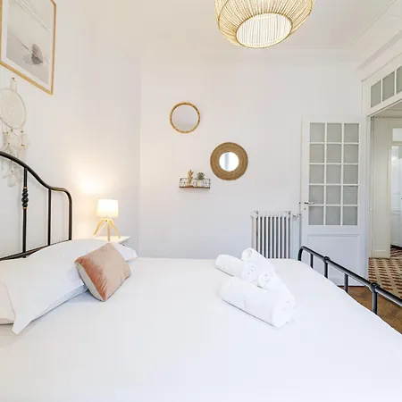 Apartment Large 2 Bdr Center Close To Train Station
