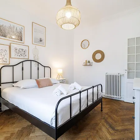 Large 2 Bdr Center Close To Train Station Apartment Nice