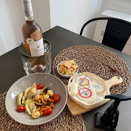 Appartement Bright Modern Studio, Port, Walk To Tram And Beach!