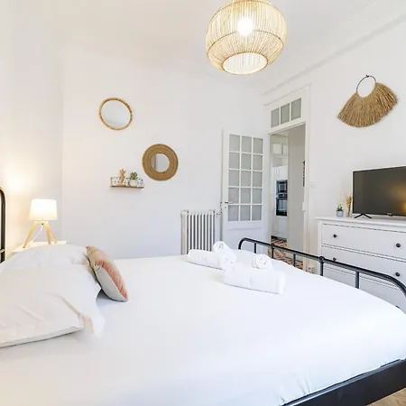 Large 2 Bdr Center Close To Train Station Apartment Nice