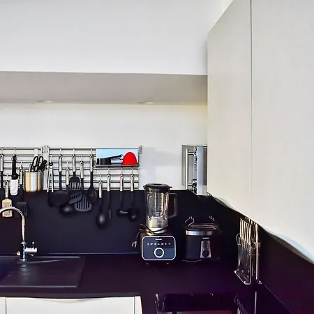 Apartment Aux Portes Du Vieux-nice - 2chambres / 4 Personnes - & A/c Nice