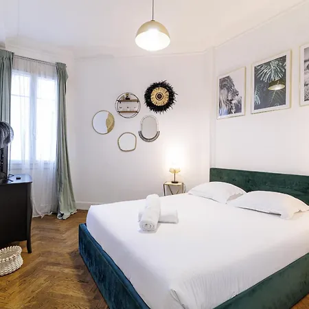 Large 2 Bdr Center Close To Train Station Apartment