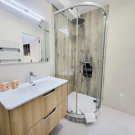 Appartement Aux Portes Du Vieux-nice - 2chambres / 4 Personnes - & A/c *