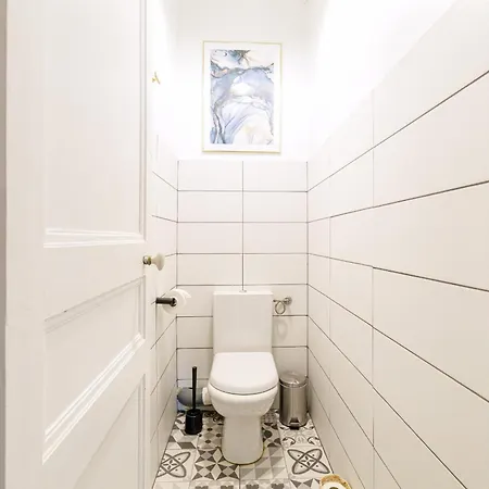 Large 2 Bdr Center Close To Train Station Apartment