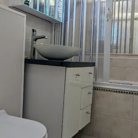 Apartment Welcome To Port - Ac, Garden, Port 2 Min Walk Nice