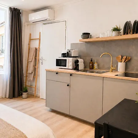 Lovely Renovated Golden Square Pedestrian Apartment