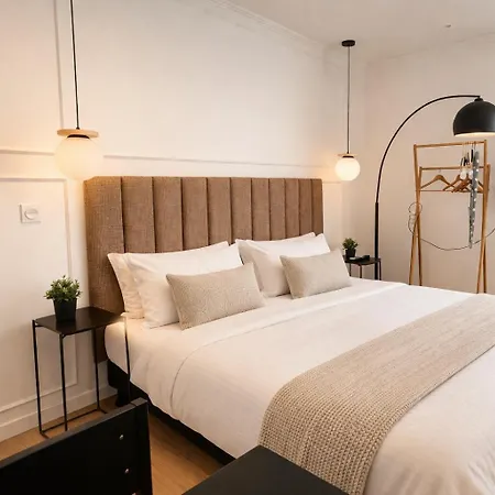 Lovely Renovated Golden Square Pedestrian Apartment *