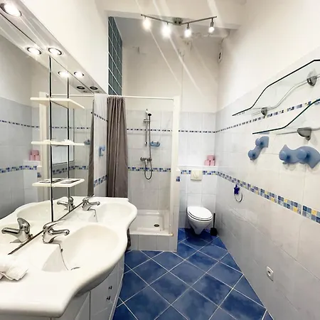 Riviera: Old Town Getaway, Steps From Apartment 3*