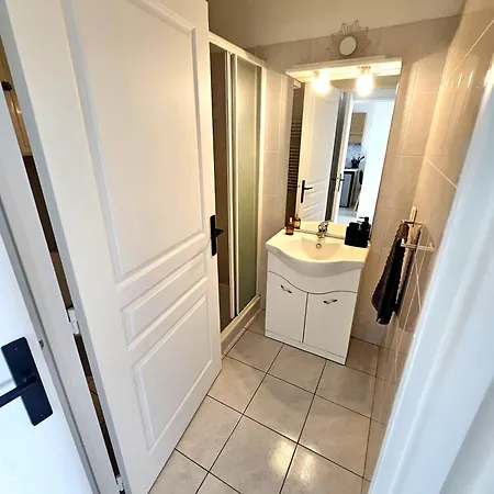 Apartment Cosy T2 1-min Walk To Promenade Des & Beach, Sea View Nice