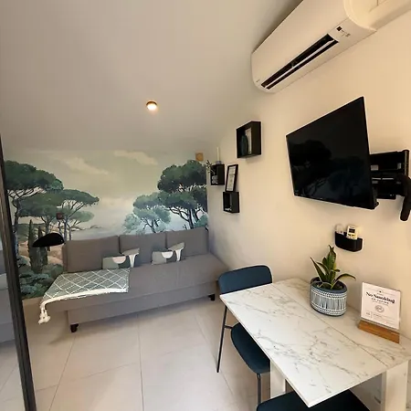 Apartment Coastal Gem - Private Parking & Air Conditioning *