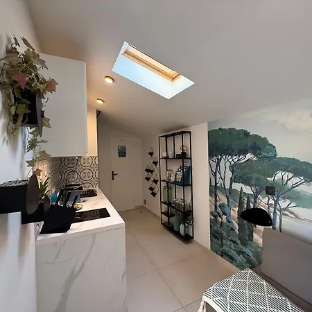 Apartment Coastal Gem - Private Parking & Air Conditioning