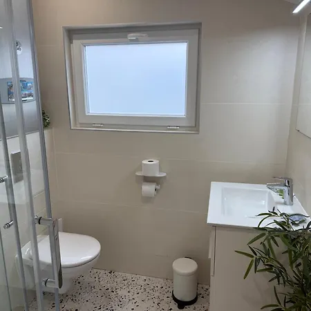 Coastal Gem - Private Parking & Air Conditioning