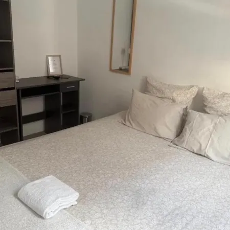 Location In Private Security With Free Parking, 6 Min To Center, 1 Min For Transports Available Séjour chez l'habitant