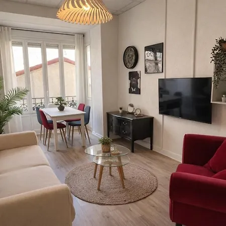 Beautiful Spacious Air Conditioned - Center Apartment Nice