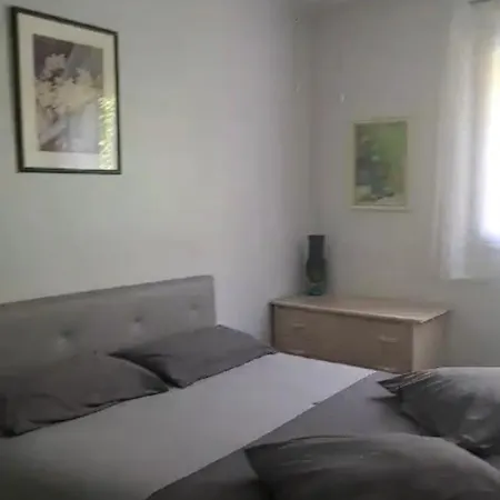 Spacious 2 Bedroom 1 Block From Beaches - And The Tram Nice