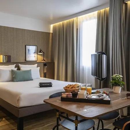 Novotel Airport Hotel 4*