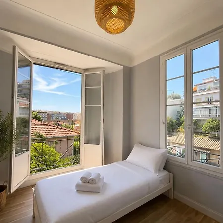 Charming 3 Bedrooms Seaside 2 Bedrooms Available Before 20 Apartment