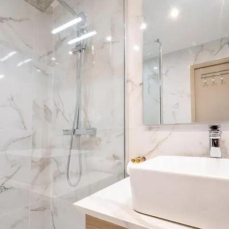 2 Pieces En Etage Eleve, Centre-ville Au Calme, Petite Vue *