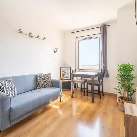 2 Pieces En Etage Eleve, Centre-ville Au Calme, Petite Vue *